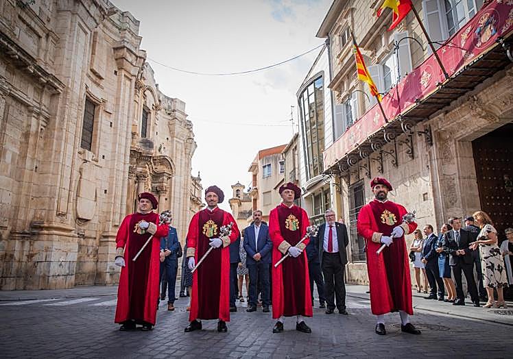 Los maceros abren paso a los autoridades desde la puerta principal del Ayuntamiento.
