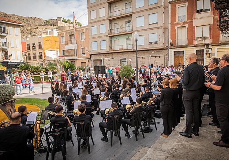 El coro y la orquesta del Conservatorio municipal, durante la interpretación de los himnos.