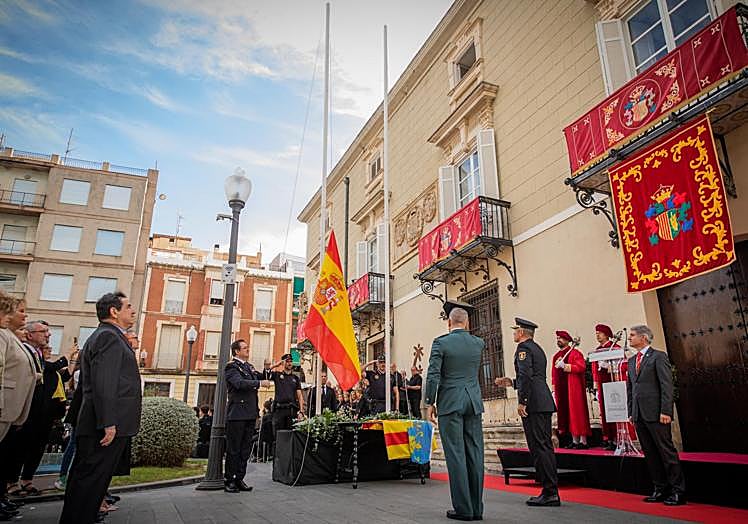 Izado de la bandera de España.
