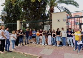 Estudiantes del IES Alfonso X de Murcia, ayer, concentrados durante el recreo.