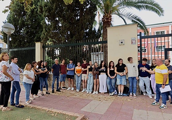 Estudiantes del IES Alfonso X de Murcia, ayer, concentrados durante el recreo.