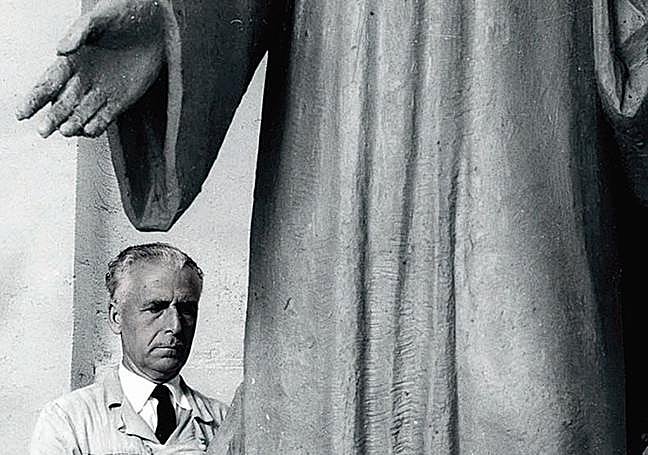 El escultor murciano, trabajando en una obra.