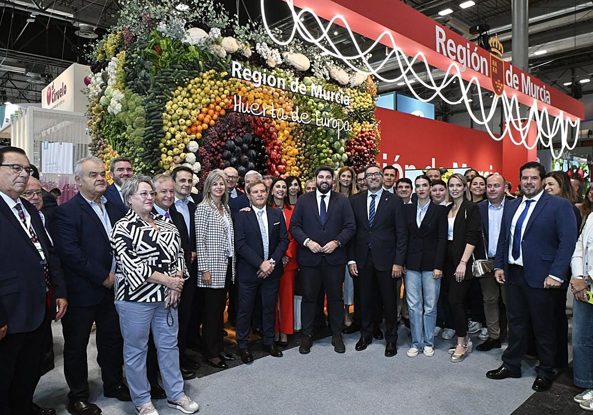 Fernando López Miras, junto a la delegación que ha acudido a Fruit Attraction este miércoles.