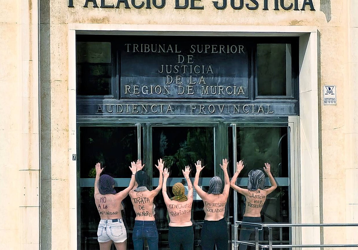 Activistas realizando la 'performance' a las puertas del Palacio de Justicia de Murcia.