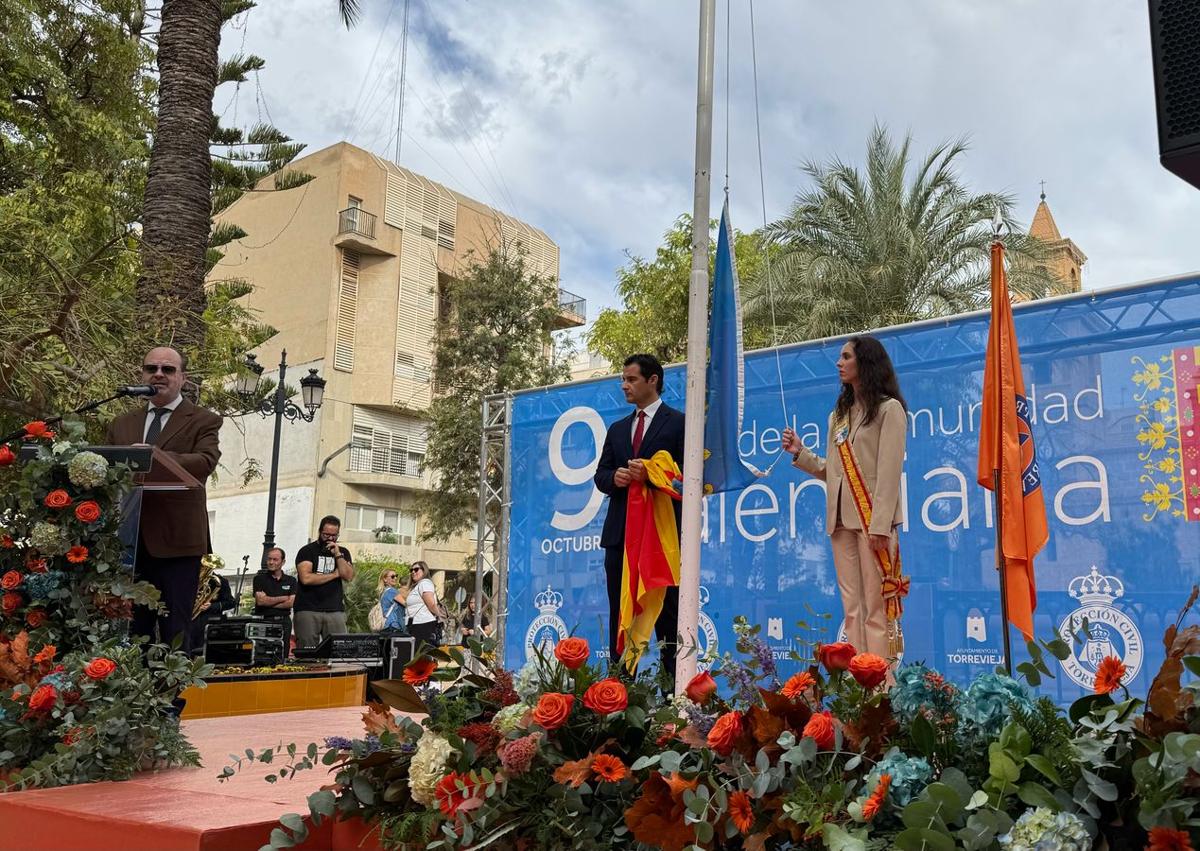 Imagen secundaria 1 - Izado de la bandera de la Comunidad Valenciana.