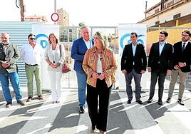 Arroyo y detrás Bernabé y otros representantes del PP, junto al solar donde será construida la casa cuartel.