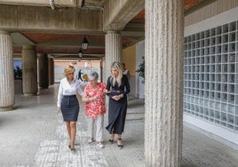 La presidenta de la asociación (c) junto a las ediles de Patrimonio y ONG junto al nuevo local en la calle Musso Valiente.