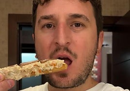 El cómico Álvaro Casares comiendo una marinera.