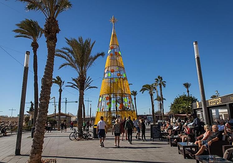 Árbol navideño de 20 metros instalada el año pasado en el paseo Juan Aparicio, junto al monumento al Hombre del Mar.