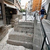 Los restos exteriores de la muralla y la antemuralla cuyo desnivel hay que salvar para entrar al centro.