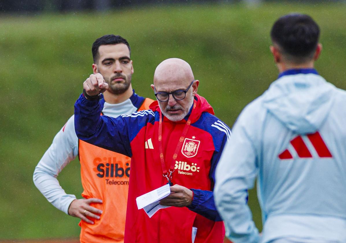 Luis de la Fuente da instrucciones a varios de los futbolistas concentrados con la selección española en Las Rozas.