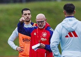 Luis de la Fuente da instrucciones a varios de los futbolistas concentrados con la selección española en Las Rozas.