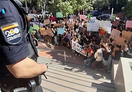 Los alumnos, durante la protesta frente a la Consejería de Educación.