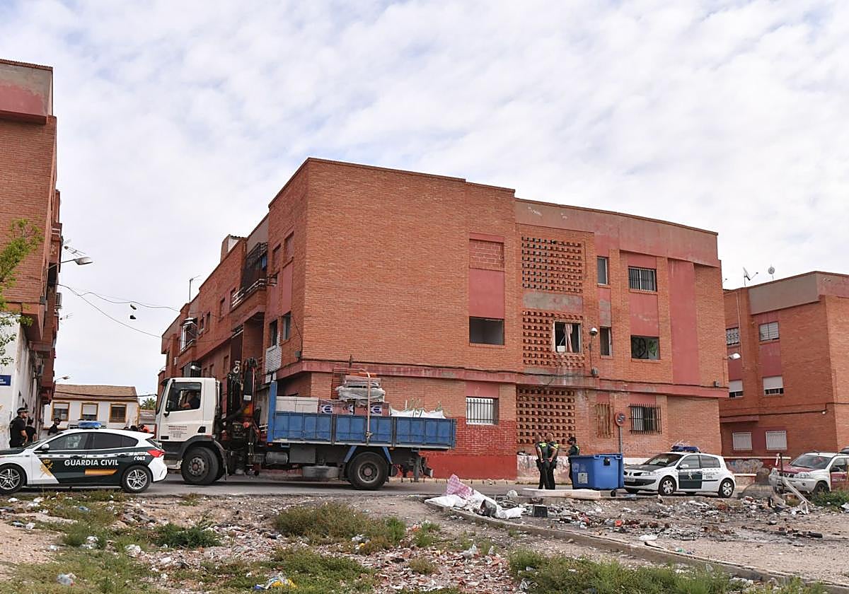 El desahucio, este jueves, en los conocidos como 'Pisos de la Titos' en Alguazas.