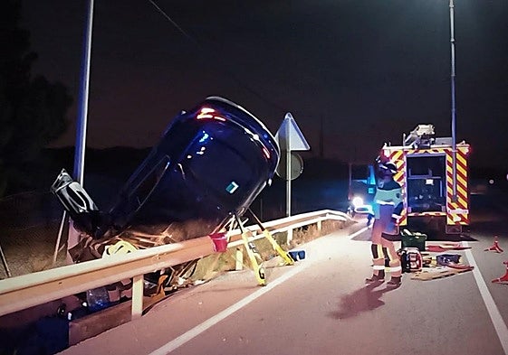 El vehículo volcado.