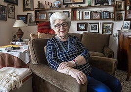 María Teresa Cervantes posa para LA VERDAD en su casa tras cumplir 90 años.