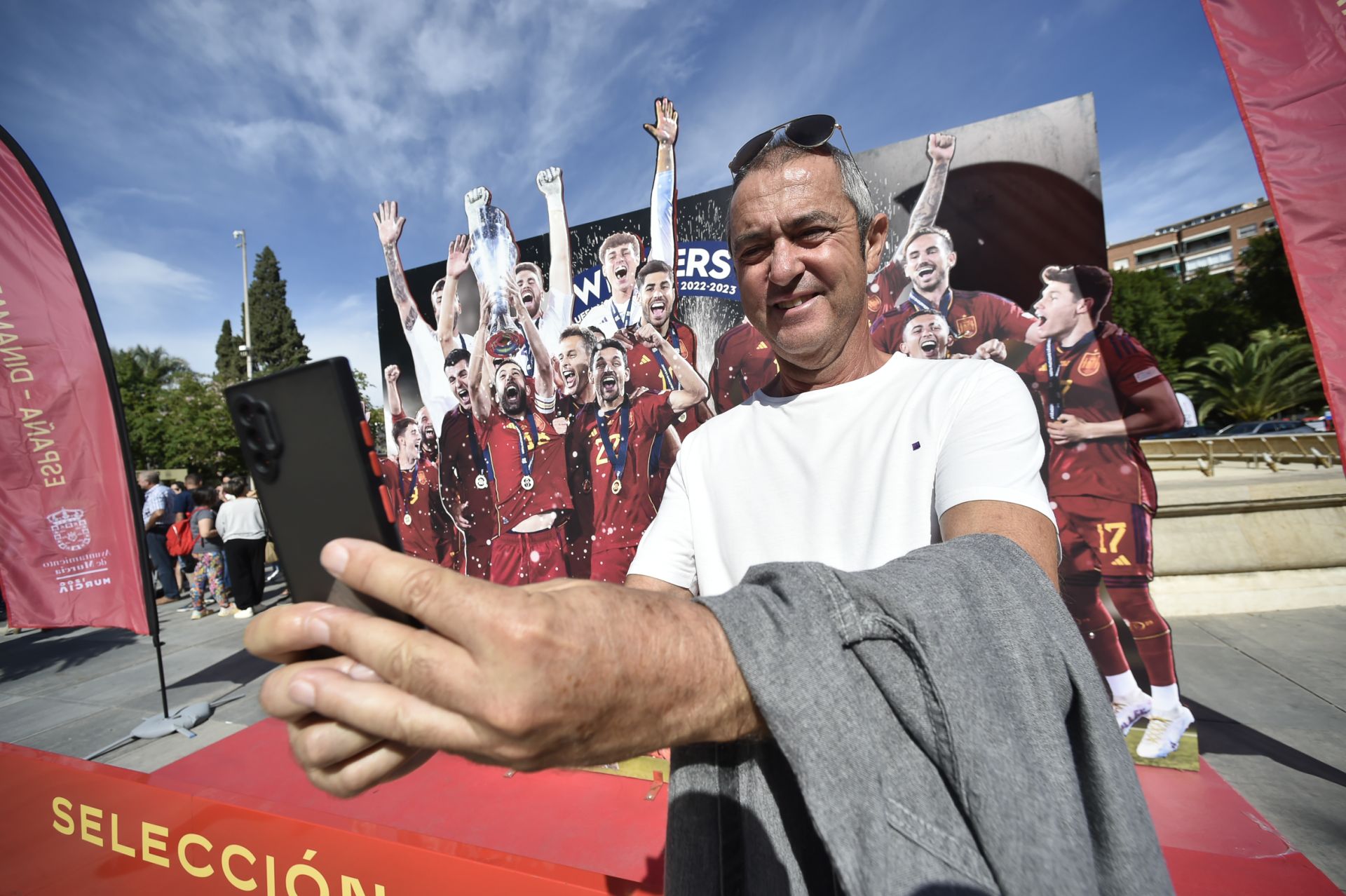 Una &#039;fan zone&#039; en Murcia hasta las 19 horas y un partido de leyendas