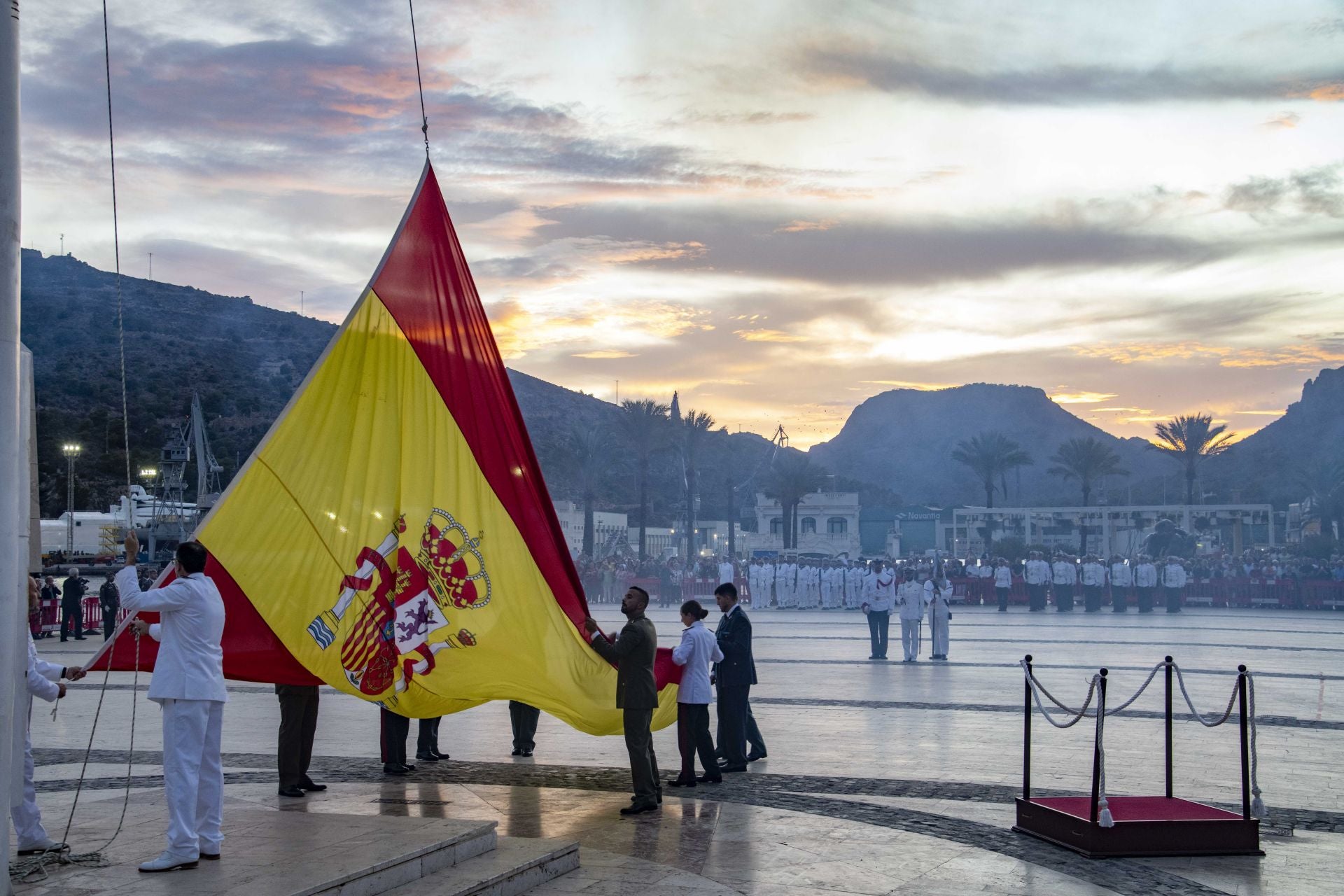 Solemne arriado de bandera por el Día de la Fiesta Nacional en Cartagena, en imágenes