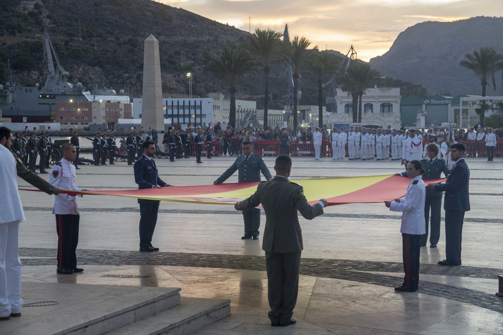Solemne arriado de bandera por el Día de la Fiesta Nacional en Cartagena, en imágenes
