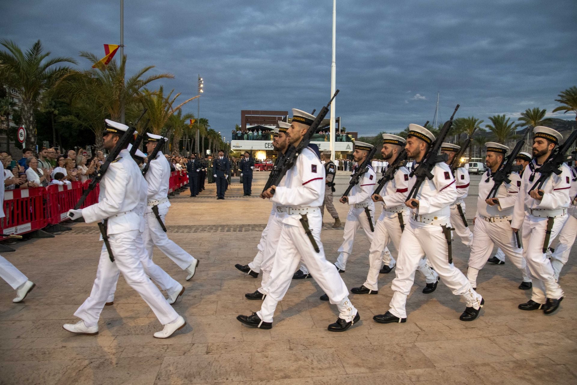Solemne arriado de bandera por el Día de la Fiesta Nacional en Cartagena, en imágenes