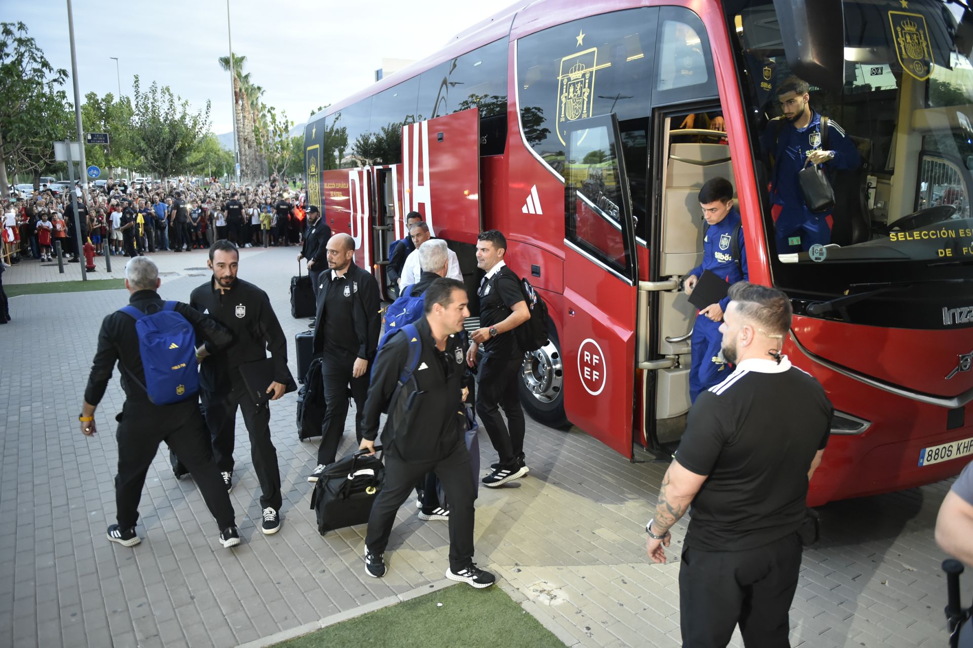 La llegada de la selección española a Murcia, en imágenes