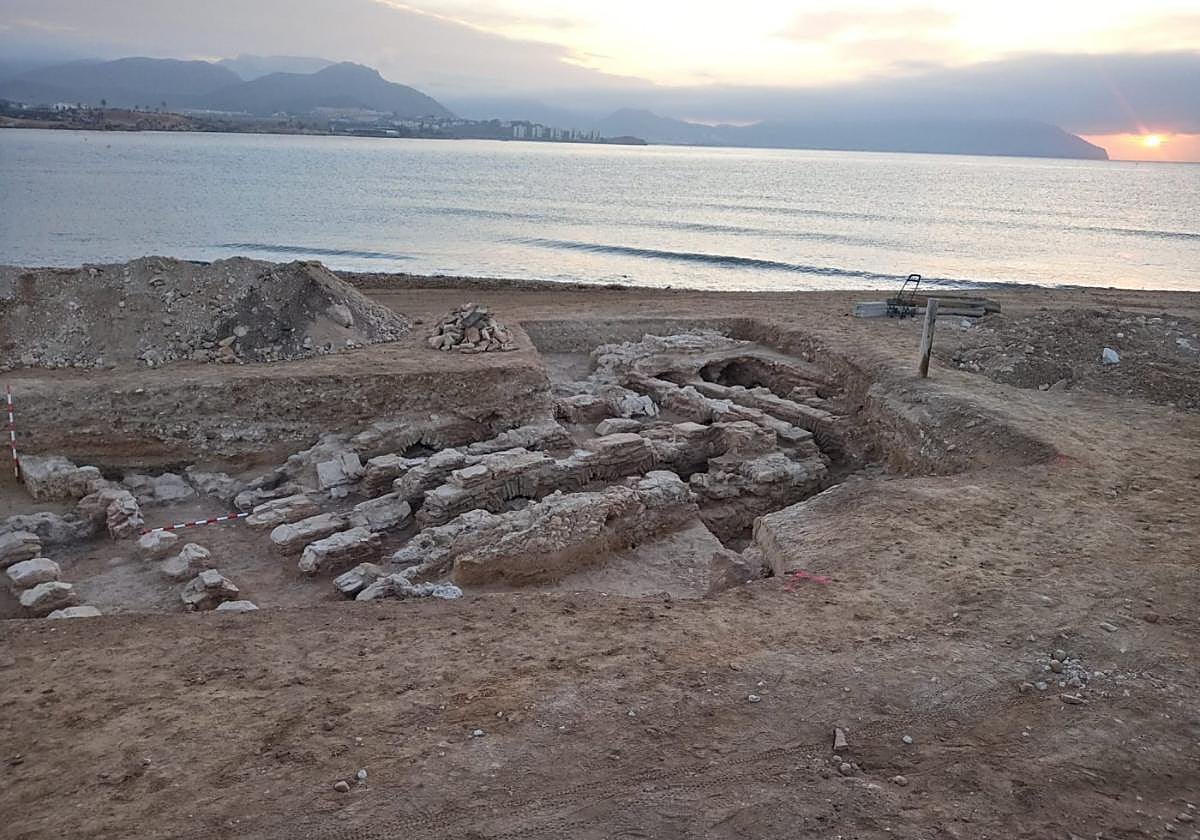 Estructuras del hipocausto localizadas en las excavaciones de la villa romana de la playa del Alamillo, antes de que se construyera el paseo marítimo.