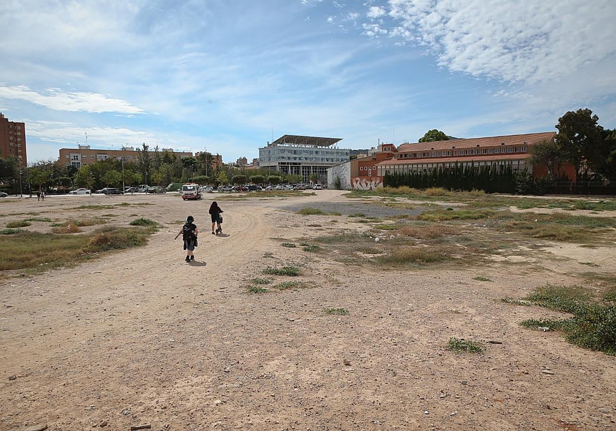 Dos niños, por el solar cedido junto al Conservatorio.