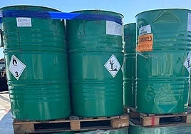 Fotografía de varios bidones de residuos incluida por el Seprona en su denuncia ante la Fiscalía.