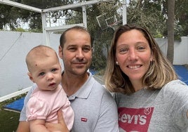 Daniel Siljestrom, su mujer, Rocío, y su bebé de 7 meses, en el patio de su vivienda.