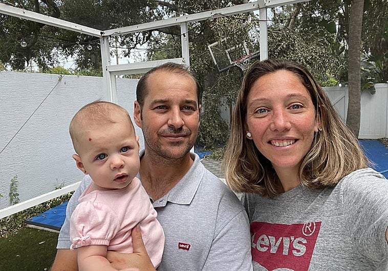 Daniel Siljestrom, su mujer, Rocío, y su bebé de 7 meses, en el patio de su vivienda.