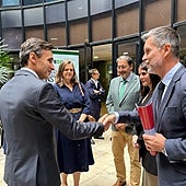 El consejero de Fomento, Jorge García Montoro, acompañado por la directora general de Vivienda, Maria Dolores Gil, el presidente de Ifepa, Pedro Ángel Roca, y Antonio Miras Morente, este viernes en la presentación.