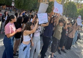 Concentración de estudiantes, este viernes, frente a las puertas de la Consejería de Educación en Murcia.