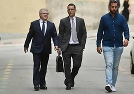 José Vélez junto a su letrado Raúl Pardo Geijo-Ruiz y el exsecretario de Organización del PSRM Jordi Arce, también investigado.