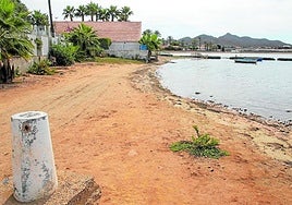 Mojón que delimita el Dominio Público Marítimo Terrestre en la playa de Los Alemanes, en La Manga del Mar Menor, esta semana.