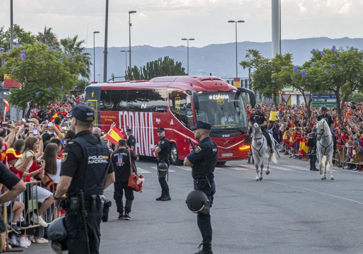 Una multitud de aficionados acogen la llegada del autobús de la selección al estadio Enrique Roca.