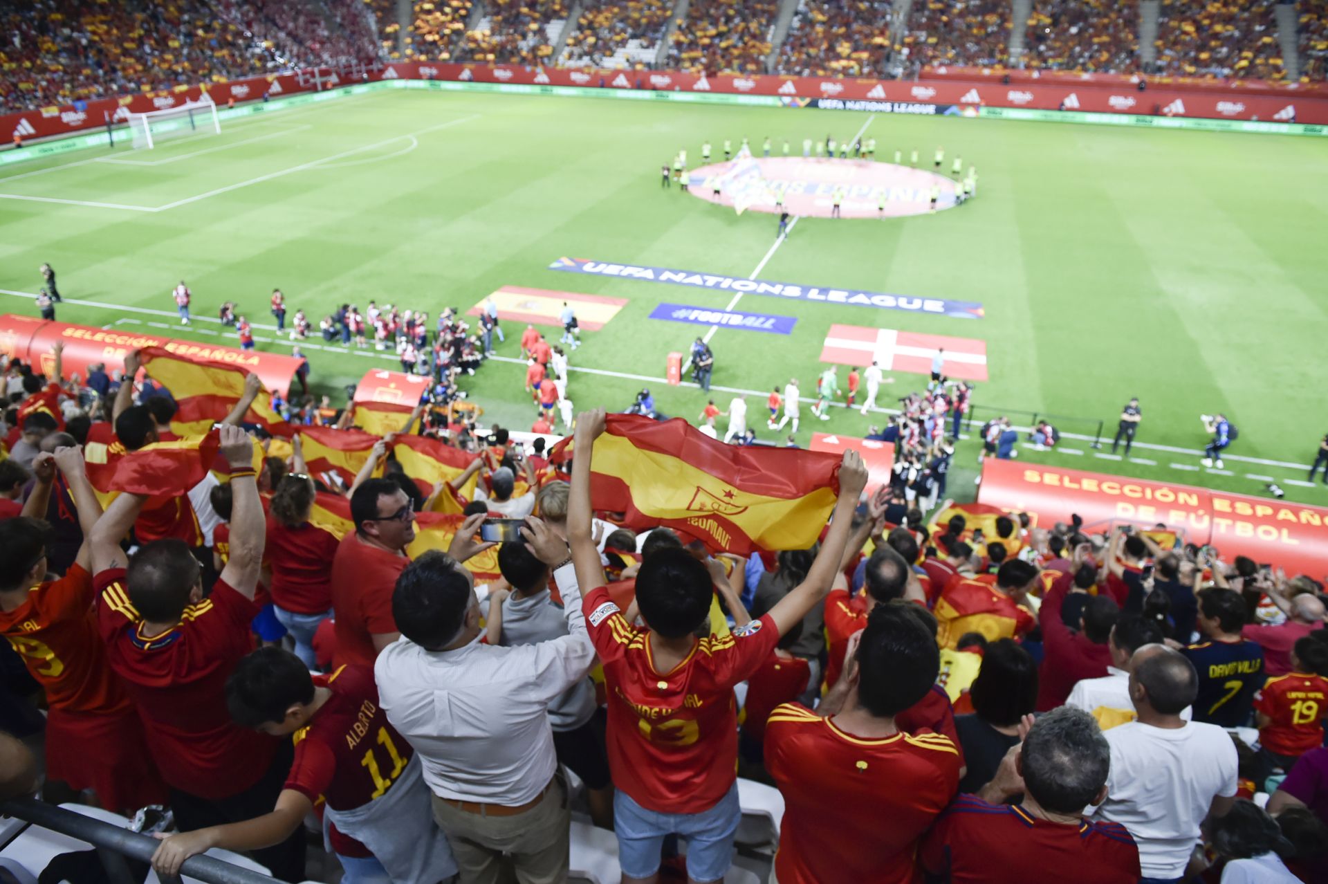 Gran ambiente en el Enrique Roca por la visita de La Roja