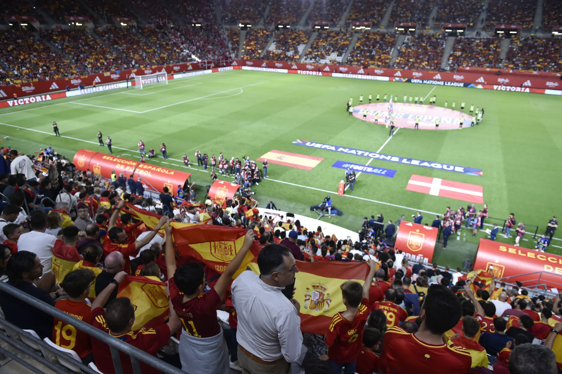 Gran ambiente en el Enrique Roca por la visita de La Roja