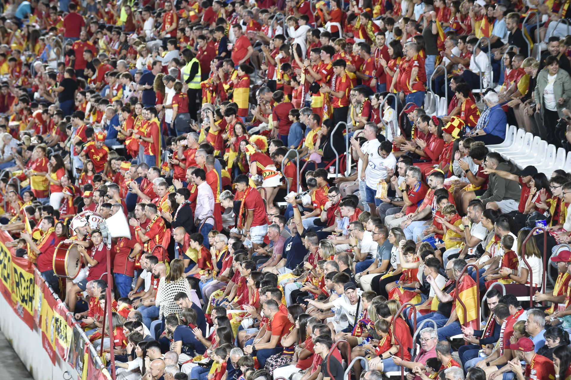 Gran ambiente en el Enrique Roca por la visita de La Roja