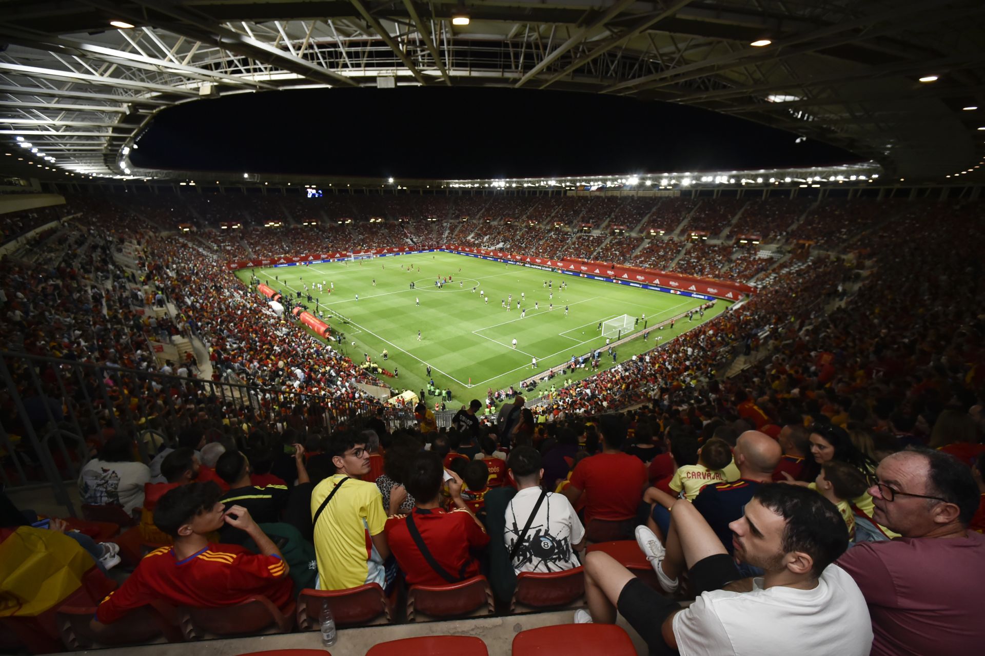 Gran ambiente en el Enrique Roca por la visita de La Roja