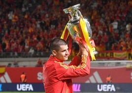 Morata ofrece el trofeo de la Eurocopa conseguida este verano a la afición.