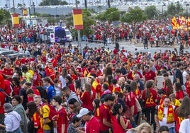 Una multitud de aficionados se agolpan en los aledaños del estadio Enrique Roca.