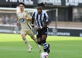 Cedric conduce el balón en el partido contra el Racing de Ferrol.