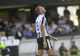 Alfredo Ortuño se lamenta de una ocasión fallada en el partido.