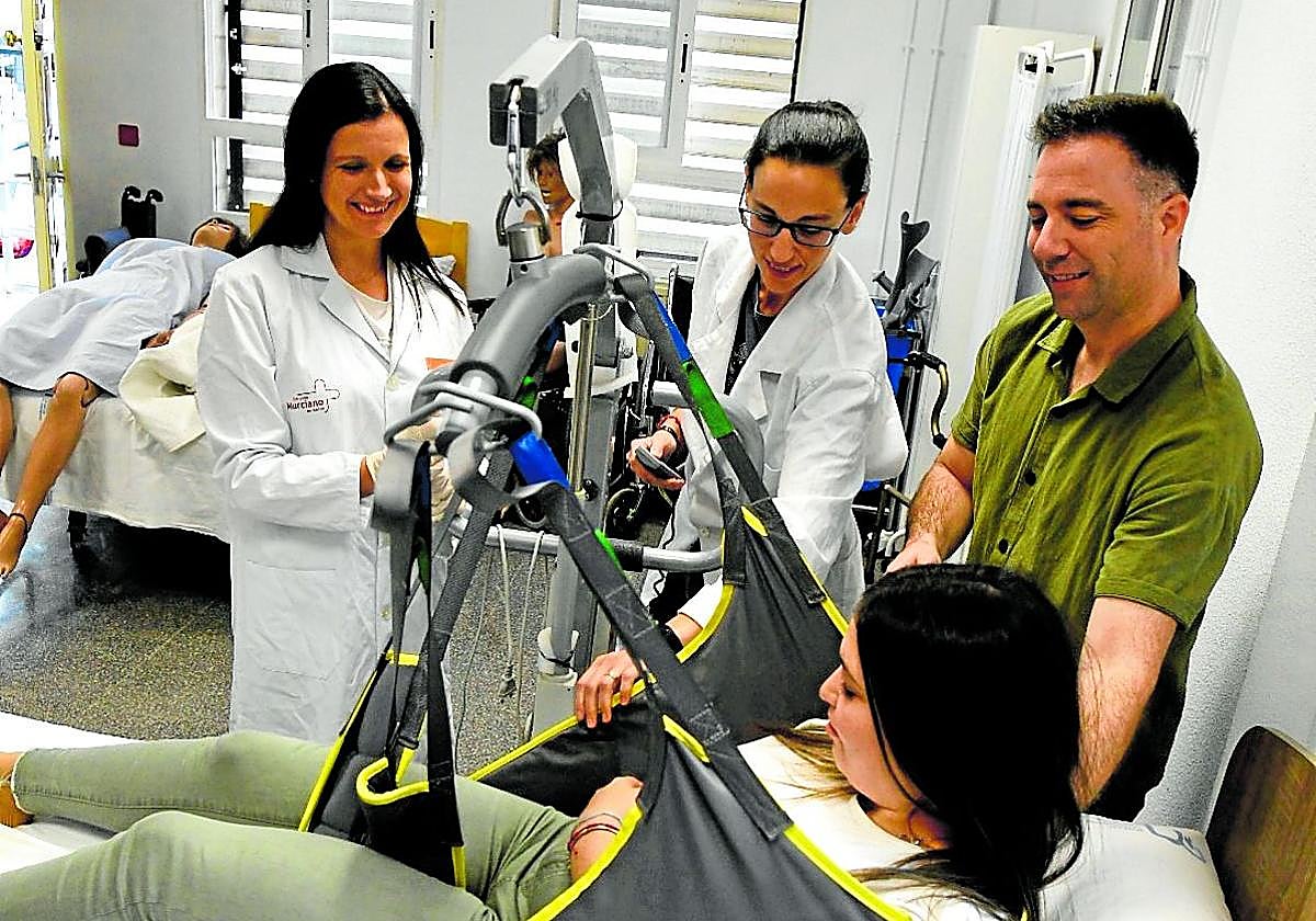 Alumnos del grado de Atención a Personas en Situación de Dependencia del instituto Mediterráneo.