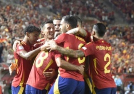 Los jugadores de la selección se abrazan para celebrar el gol de Zubimendi.