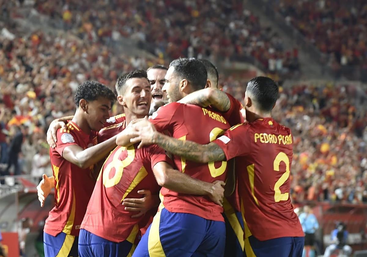 Los jugadores de la selección se abrazan para celebrar el gol de Zubimendi.