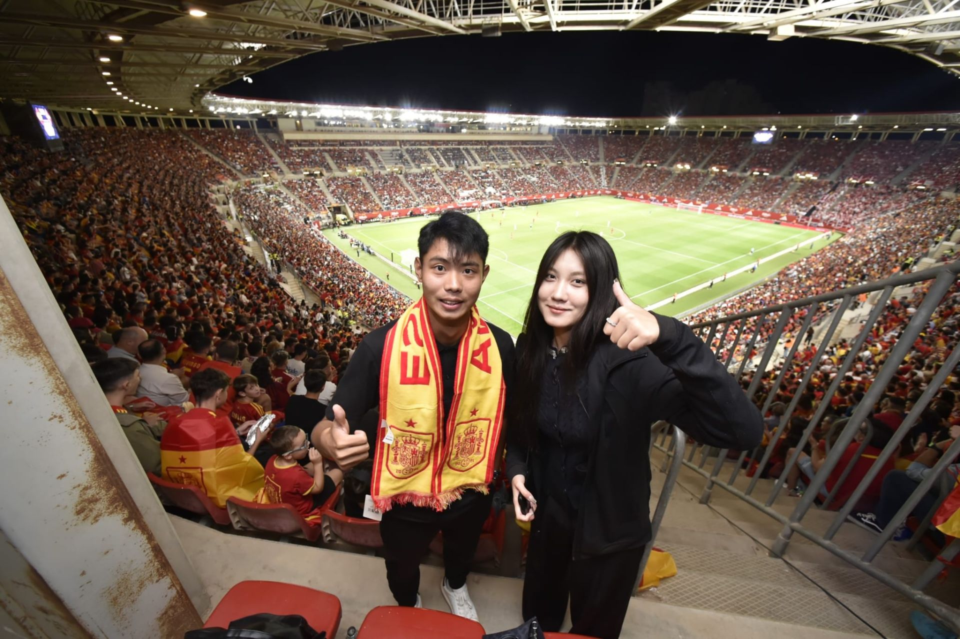 Gran ambiente en el Enrique Roca por la visita de La Roja