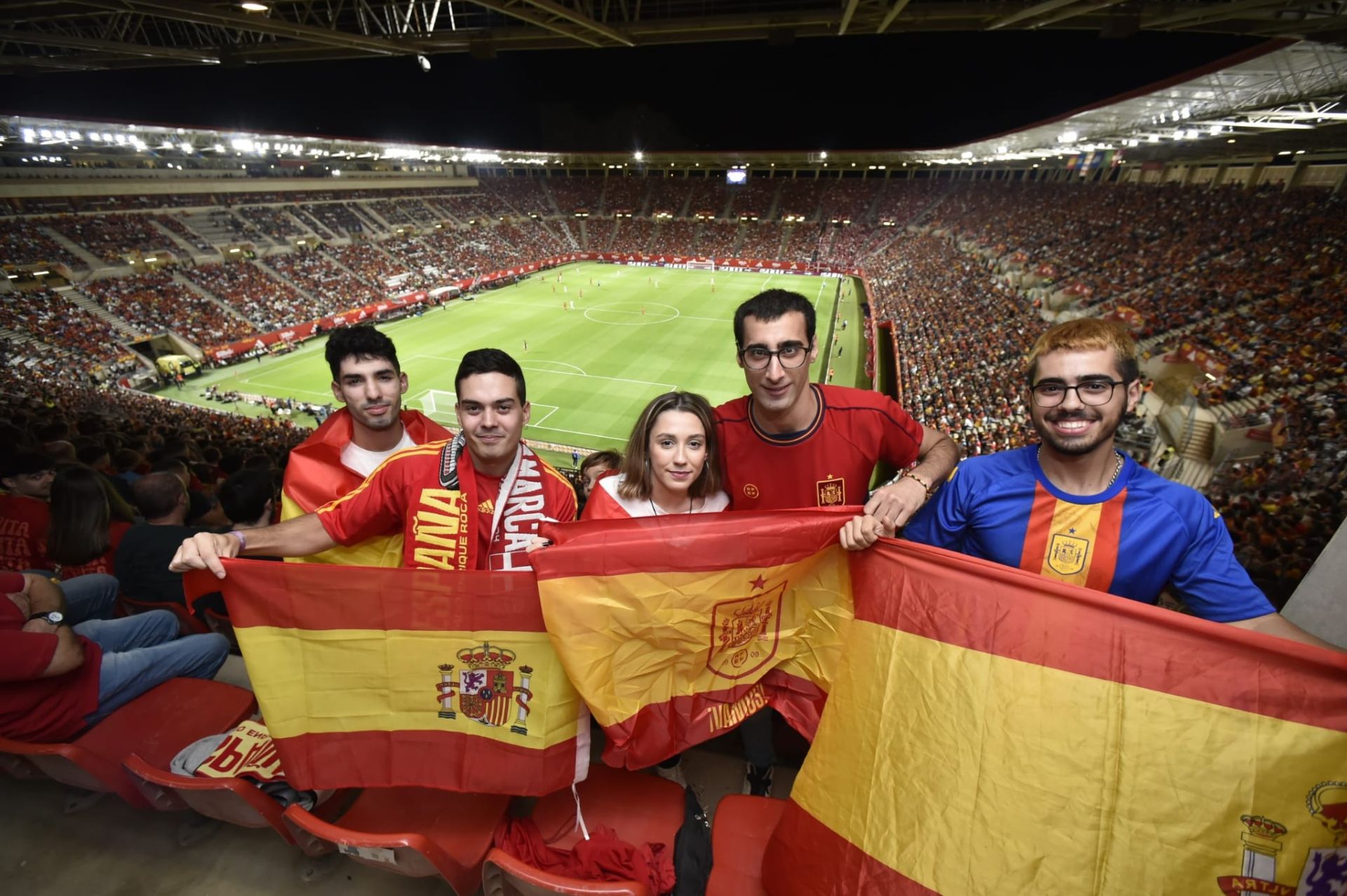 Gran ambiente en el Enrique Roca por la visita de La Roja