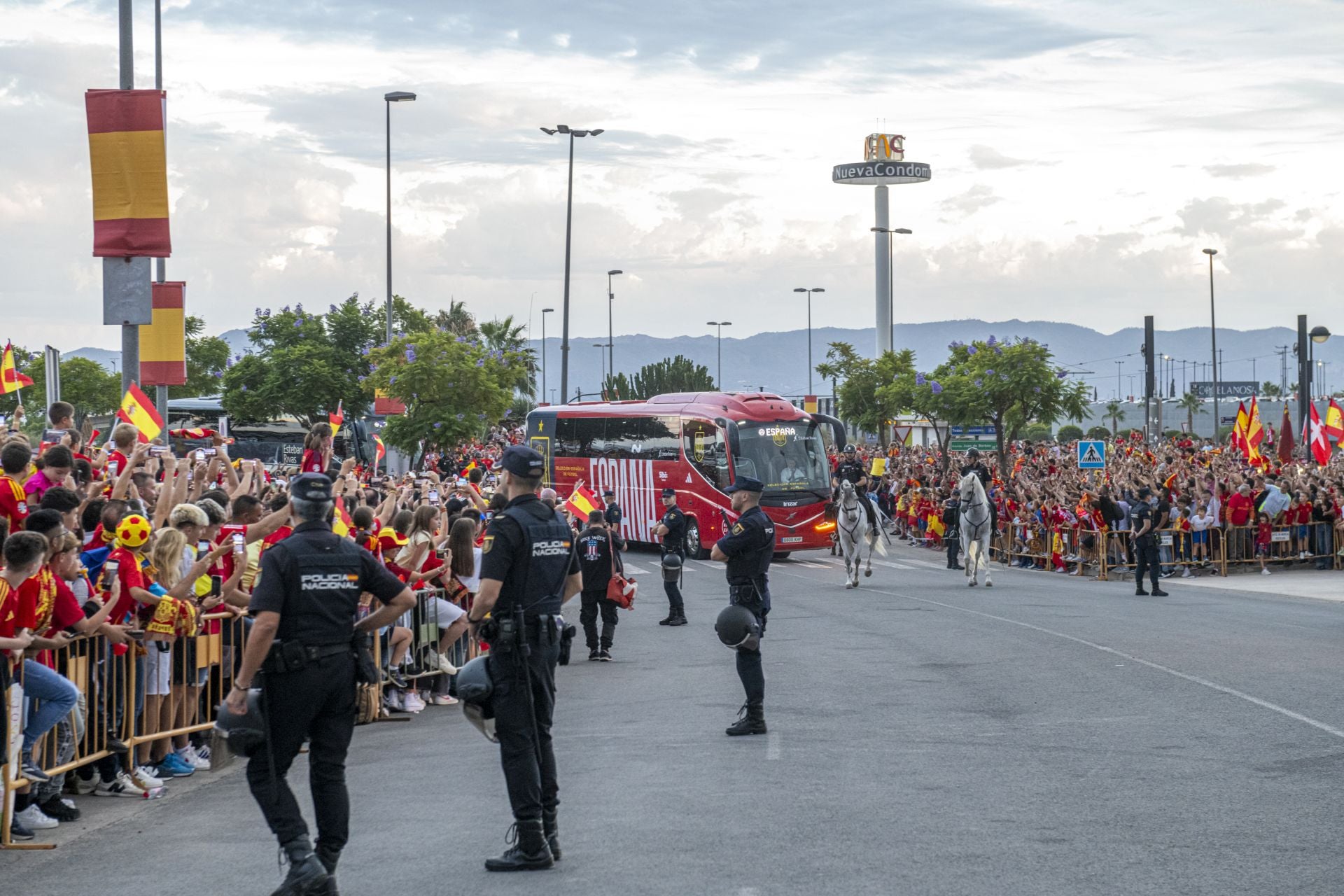 Gran ambiente en el Enrique Roca por la visita de La Roja