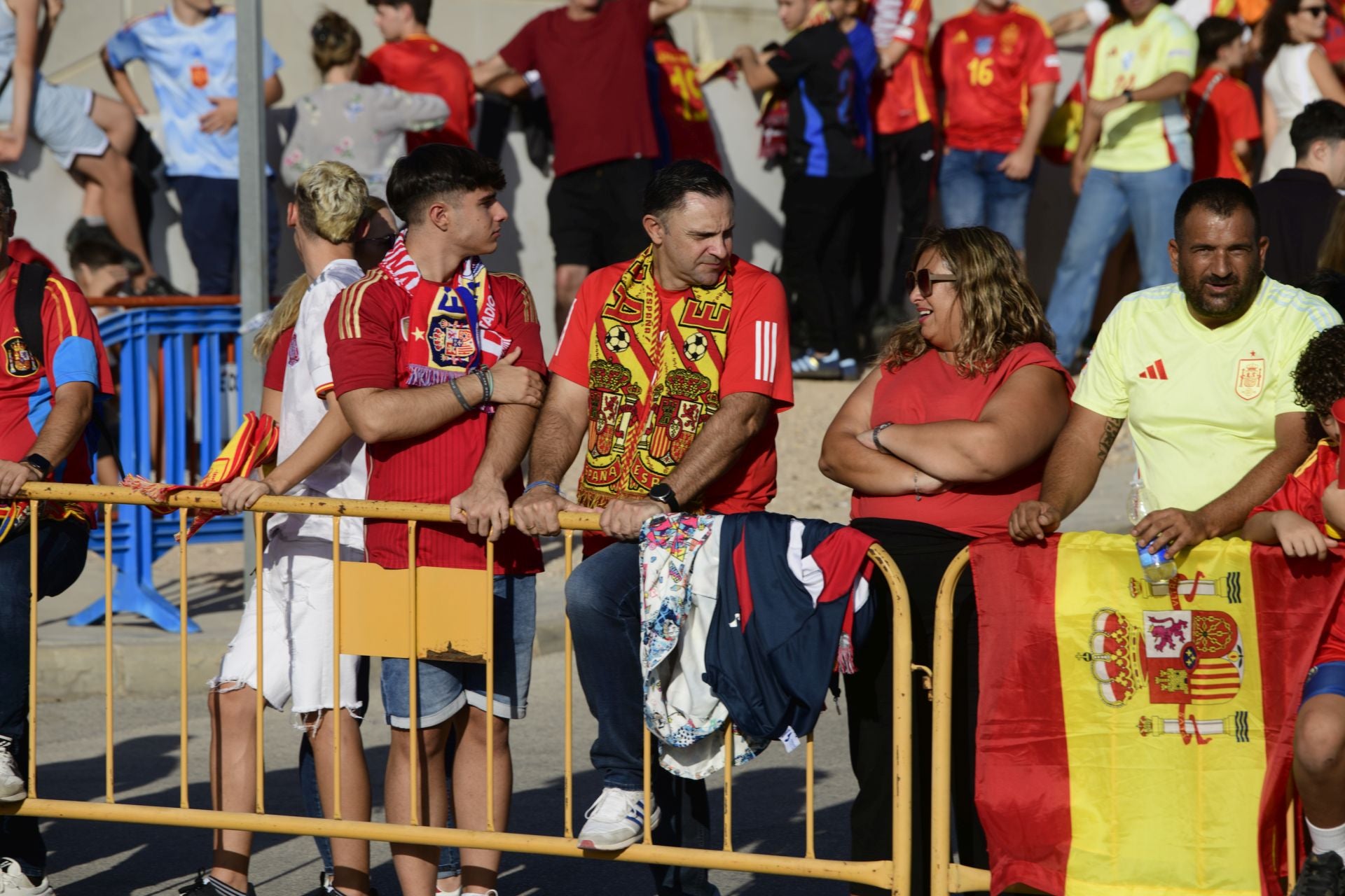 Gran ambiente en el Enrique Roca por la visita de La Roja